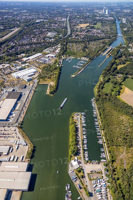 Aerial view, lock Herne-Ost, industrial estate Friedrich der Große, boats at the jetty, mooring place Automobilclub und Motorbootclub Castrop-Rauxel, Rhine-Herne-Canal, water sports club Herne 1920, Herne, Ruhr area, North Rhine-Westphalia, Germany, boats, DACHSER SE, DE, Europe, commercial enterprises, commercial area, commercial area, commercial park, commercial location, commercial use, green trees, Herner Meer, industrial plants, industrial area, industrial location, aerial view, aerial photography, aerial photography, Rhine-Ruhr metropolitan region, motorboats, swimming pool, overview, bird's-eye view, overview