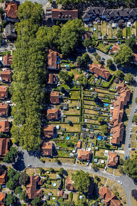 Aerial view, Teutoburgia housing estate with swimming pools in the back gardens, pools, garden city, colliery housing estate, Herne, Ruhr area, North Rhine-Westphalia, Germany, workers' housing estate, Baarestraße, DE, monument protection, Europe, property tax, green areas, green trees, gardens, real estate, aerial view, aerial photography, aerial photography, apartment buildings, Rhine-Ruhr metropolitan region, sight, overview, bird's-eye view, housing estate, housing and living, residential area, residential buildings, residential quality, residential neighbourhood, housing estate, housing estate Teutoburgia, birds-eyes view, overview, red roofs