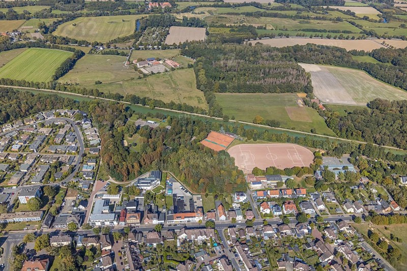 Aerial photograph, forest canal dump and old landfill, Haus Maximilian nursing home, Datteln-Hamm canal, sports field, tennis court, Am Wellenbad, Maximilianschule Hamm, Werries, Hamm, Ruhr area, North Rhine-Westphalia, Germany, retirement home, old people's home, care and nursing, education, educational institution, DE, Europe, football pitch, football stadium, football club, educational institute, aerial view, aerial photography, aerial photography, care facility, school, retirement home, retirement residence, retirement home, retirement centre, sports, sports facilities, sports facility, stadium, tennis, tennis facility, tennis courts, tennis club, overview, bird's-eye view, forest, forest area, birds-eyes view, overview