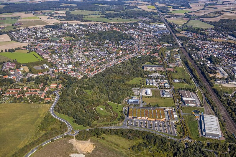 Aerial view, industrial area Sachsenweg, Hamm-Heessen, Hamm, Ruhr area, North Rhine-Westphalia, Germany, railway tracks, DE, Europe, commercial enterprises, commercial area, commercial area, commercial park, commercial location, commercial use, industrial area, industrial building, industrial location, Keolis Deutschland GmbH, aerial view, aerial photography, aerial photography, SMT Scharf AG, Sondermann-Brot Bäckerei, overview, bird's eye view, forest area, birds-eyes view, overview, Eco-Centre North Rhine-Westphalia