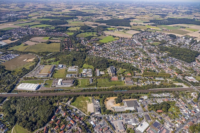 Aerial view, industrial area Sachsenweg, Hamm-Heessen, Hamm, Ruhr area, North Rhine-Westphalia, Germany, railway tracks, DE, Europe, commercial enterprises, commercial area, commercial area, commercial park, commercial location, commercial use, industrial area, industrial building, industrial location, Keolis Deutschland GmbH, aerial view, aerial photography, aerial photography, SMT Scharf AG, Sondermann-Brot Bäckerei, overview, bird's eye view, forest area, birds-eyes view, overview, Eco-Centre North Rhine-Westphalia