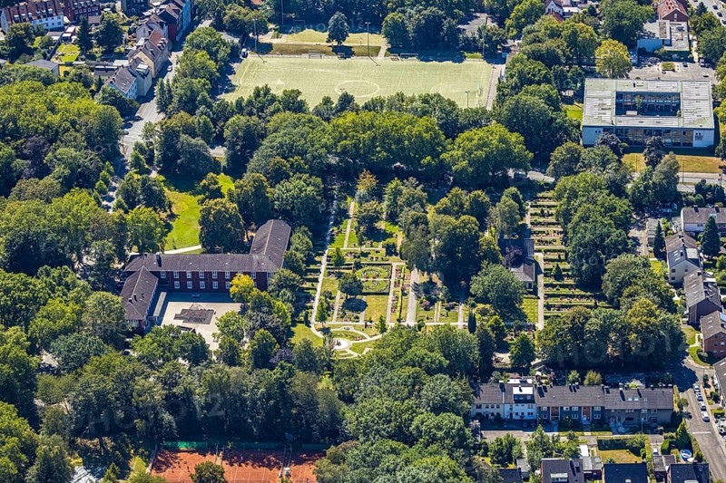 Aerial photograph, Eickeler Park primary school, Hans-Tilkowski-Schule, Wanne Süd cemetery, Volkspark sports ground, Herne, Ruhr area, North Rhine-Westphalia, Germany, burial site, education, educational institution, DE, Europe, cemetery, football pitch, football stadium, football club, memorial site, Gottesacker, primary school, graves, burial ground, green trees, secondary school, educational institute, aerial photography, aerial photography, aerial photography, Rhine-Ruhr metropolitan region, resting place, school, sport, sports facilities, sports ground, sports facility, stadium, overview, bird's-eye view, birds-eyes view, overview