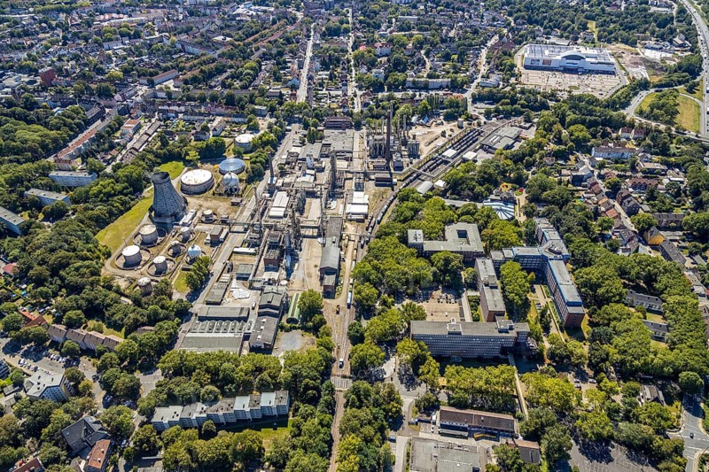 Aerial view, Ineos Herne chemical plant, Herne, Ruhr area, North Rhine-Westphalia, Germany, railway tracks, DE, Europe, commercial enterprises, commercial area, commercial area, commercial location, commercial use, industrial plants, industrial area, industrial location, Ineos Solvents Germany, aerial view, aerial photography, aerial photography, Rhine-Ruhr metropolitan region, RAG AG, overview, bird's-eye view, Zurbrüggen furniture store, birds-eyes view, overview