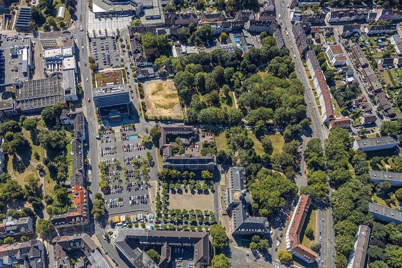 Aerial view, town hall Herne, Friedrich-Ebert-Platz, district court Herne, Herne, Ruhr area, North Rhine-Westphalia, Germany, Behrenspark, authority, DE, Europe, municipal administration, green trees, local government, aerial view, aerial photography, aerial photography, Rhine-Ruhr metropolitan region, park, Park am Bergelmanns Hof, car parks, town hall, Sparkasse Herne, city administration, overview, administrative area, bird's-eye view, overview