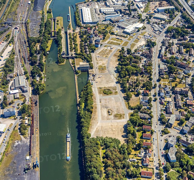 Aerial view, Hafenstraße industrial estate, Rhine-Herne Canal, Alte Schleuse Wanne-Eickel, STEAG combined heat and power plant Herne, Herne, Ruhr area, North Rhine-Westphalia, Germany, Cranger Kirmes site, DE, Europe, commercial enterprises, commercial area, industrial estate, industrial park, commercial site, commercial use, freight traffic, industrial plants, industrial area, industrial location, canal level, logistics, logistics service, logistics service provider, logistics provider, aerial view, aerial photography, aerial photography, Rhine-Ruhr metropolitan region, sight, transport, overview, bird's-eye view, overview
