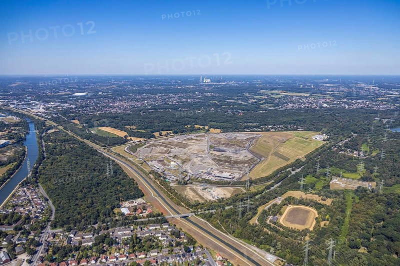 Aerial view, central landfill Emscherbruch ZDE, former Graf Bismarck colliery, AGR, Abfallentsorgungs-Gesellschaft Ruhr Area mbH, Resser Mark, Gelsenkirchen, city limits Herne, Ruhr area, North Rhine-Westphalia, Germany, DE, Europe, birds-eyes view, aerial photograph, aerial photography, aerial photography, overview, bird's-eye view, Herne