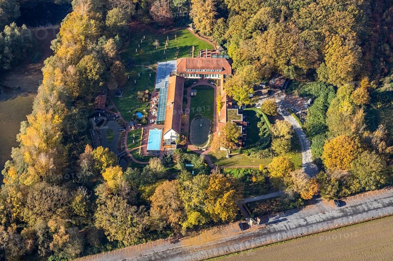 Aerial view, Gut Sternholz, hotel in the forest, Uentrop, Hamm, Ruhr area, North Rhine-Westphalia, Germany, DE, Europe, gastronomy, autumn colours, hotel, hotel facilities, hotel business, Im Giesendahl, landscape conservation area, aerial photograph, aerial photography, aerial photography, nature reserve, spa hotel, overview, bird's eye view, forest area, wellness, birds-eyes view, overview