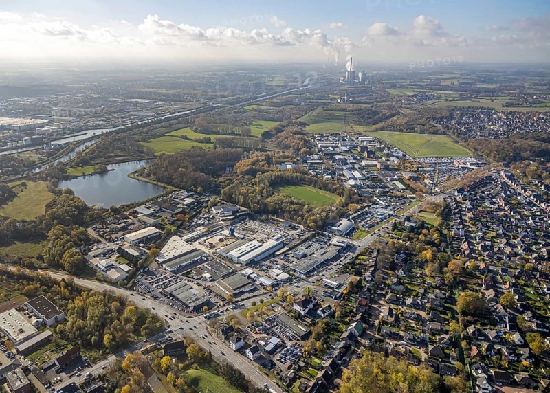 Aerial view, commercial area Hammer Straße, Radbodsee, Bockum-Hövel, Hamm, Ruhr area, North Rhine-Westphalia, Germany, An den Fördertürmen, DE, Europe, commercial enterprises, commercial area, commercial park, commercial location, commercial use, industrial area, industrial building, industrial location, aerial photograph, aerial photography, aerial photography, sports field, overview, bird's-eye view, W. Potthoff Vokswagen Vertrieb, birds-eyes view, overview