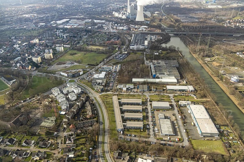 Aerial view, industrial area at the Rhine-Herne Canal Westring / Bahnhohstraße with Bofrost / bush Jäger / Logiball / LSBit, company for mechanical engineering Sinterwerke, in the background Steag Heizkrftwerk, Seniorcampus Herne - Protea wohnen am Schloss, Herne, Ruhr area, North Rhine-Westphalia, Germany, DE, Europe, birds-eyes, view, aerial view, aerial photography, aerial photography, overview, overview, bird's eye view, industry, trade, economy, business, production, trade, living, in, old age, retirement home, nursing home, energy, wind energy, power plant, electricity, power supply, electricity, power generation, power production