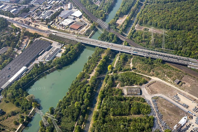 Motorway bridge A43 over the Rhine-Herne Canal is closed for trucks, Emscher, A43 motorway, motorway closure, Baukau, Herne, Ruhr area, North Rhine-Westphalia, Germany, Recklinghausen, DE, Europe, aerial photo, birds-eyes view, aerial photography, aerial photography, overview, bird's eye view