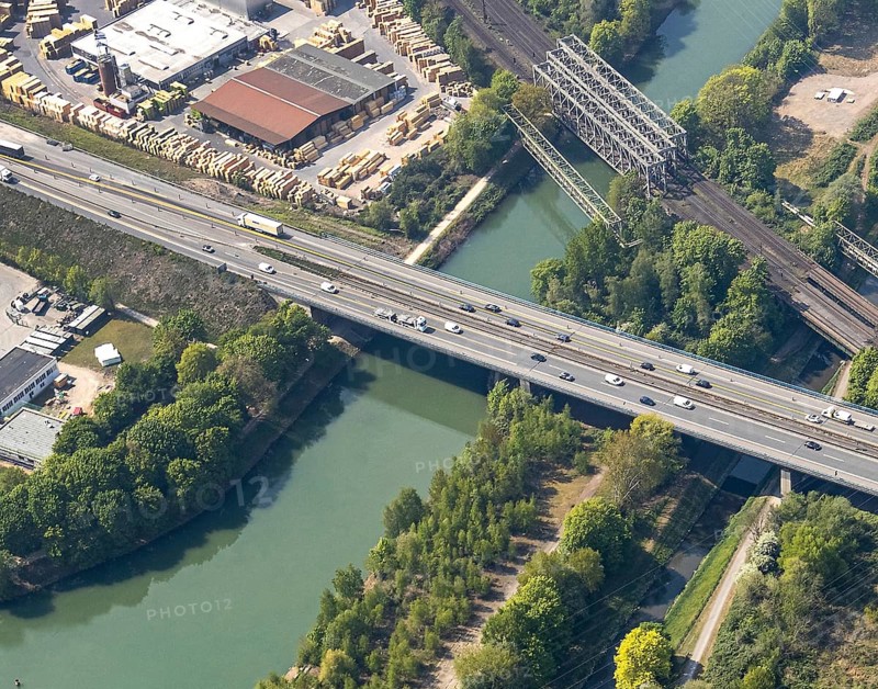 Motorway bridge A43 over the Rhine-Herne Canal is closed for trucks, Emscher, A43 motorway, motorway closure, Baukau, Herne, Ruhr area, North Rhine-Westphalia, Germany, Recklinghausen, DE, Europe, aerial photo, birds-eyes view, aerial photography, aerial photography, overview, bird's eye view
