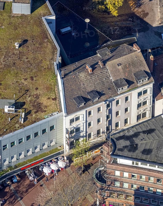Aerial view, shopping centre, planned demolition residential building Ritterstraße 40, Mitte, Hamm, Ruhr area, North Rhine-Westphalia, Germany, demolition in planning, brothel Ritterstraße 40, DE, shopping, shopping markets, shopping place, Europe, aerial view, aerial photography, aerial photography, local supply centre, shopping centre, overview, bird's eye view, Westring, Woolworth department stores', birds-eyes view, overview