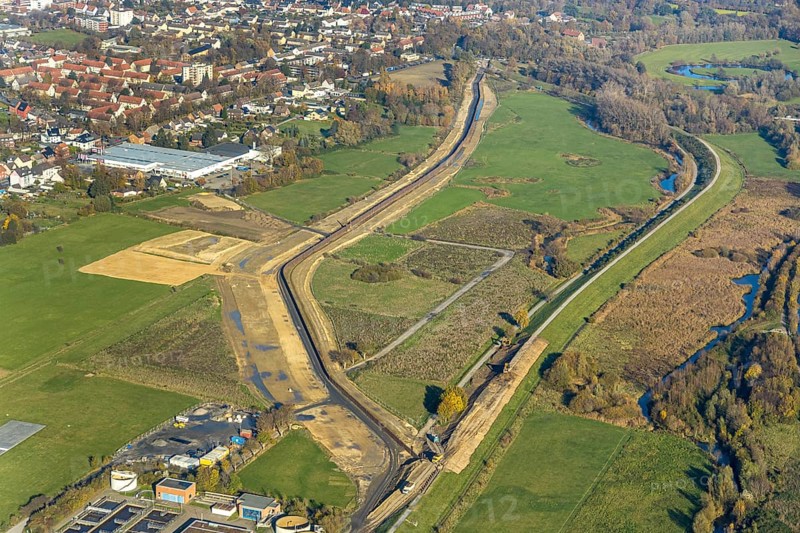 Aerial view, dam course, new Lippe dam, Lippe reconstruction Hamm, Lippe floodplain recreational area, city of Hamm, Lippe floodplain recreational area, Hamm-Lippewiesen airfield, LSC-Hamm, EDLH, Lippe floodplain in the inner city area, reconstruction of the floodplain landscape, construction site Lippe floodplain recreational area Hamm Heessen, Hamm, Ruhr area, North Rhine-Westphalia, Germany, DE, Europe, birds-eyes view, aerial view, aerial photography, aerial photography, overview, bird's eye view