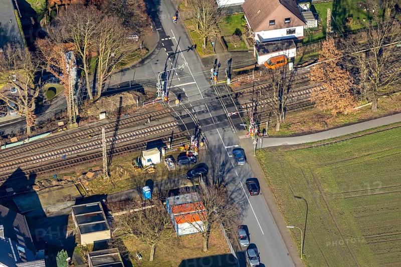 Aerial view, Wielandstraße level crossing, gated level crossing, Wiescherhöfen, Hamm, Ruhr area, North Rhine-Westphalia, Germany, railway tracks, DE, Deutsche Bahn AG, Europe, real estate, aerial view, aerial photography, aerial photography, renovation, overview, bird's-eye view, Wielandstraße, living and living, residential buildings, birds-eyes view, overview