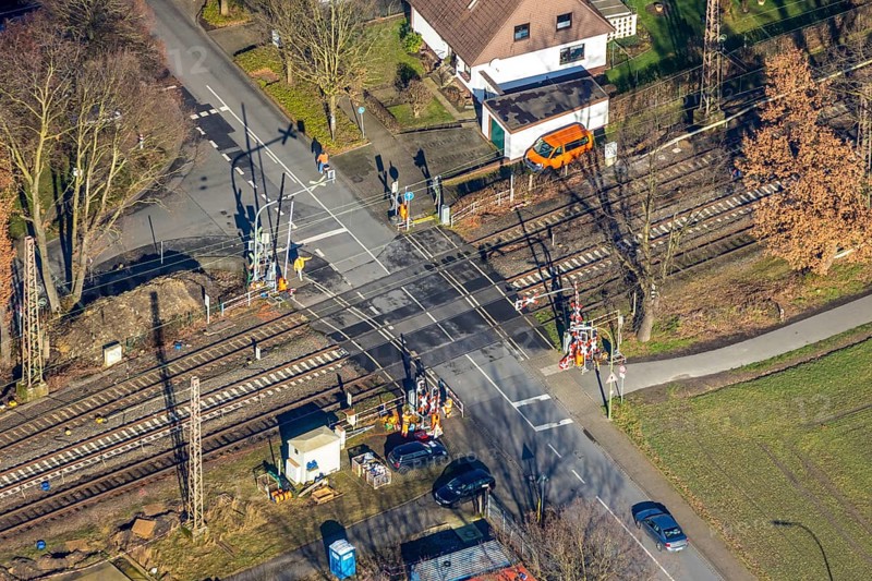 Aerial view, Wielandstraße level crossing, gated level crossing, Wiescherhöfen, Hamm, Ruhr area, North Rhine-Westphalia, Germany, railway tracks, DE, Deutsche Bahn AG, Europe, real estate, aerial view, aerial photography, aerial photography, renovation, overview, bird's-eye view, Wielandstraße, living and living, residential buildings, birds-eyes view, overview