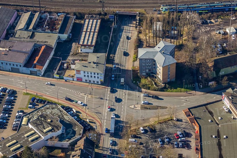 Aerial view, railway subway Kleine Alleestraße, dilapidated high-rise building on Kleine Alleestraße, in which asylum seekers were housed for decades, crossing, Hamm, Ruhr area, North Rhine-Westphalia, Germany, railway tracks, DE, Europe, aerial view, aerial photography, aerial photography, overview, traffic volume, bird's eye view, birds-eyes view, overview