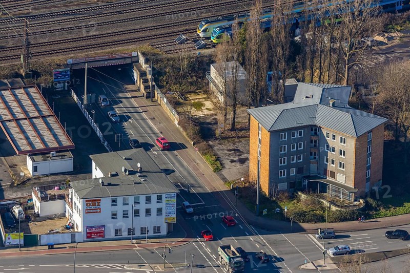 Aerial view, railway subway Kleine Alleestraße, dilapidated high-rise building on Kleine Alleestraße, in which asylum seekers were housed for decades, crossing, Hamm, Ruhr area, North Rhine-Westphalia, Germany, railway tracks, DE, Europe, aerial view, aerial photography, aerial photography, overview, traffic volume, bird's eye view, birds-eyes view, overview
