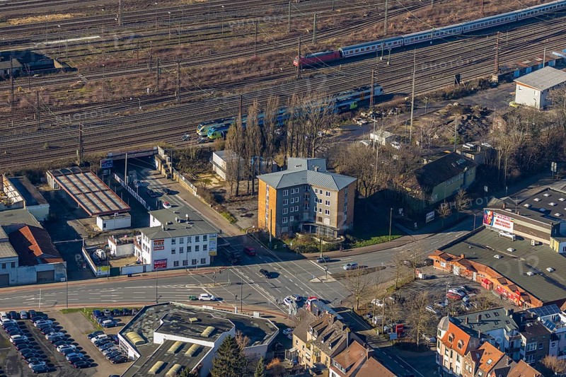 Aerial view, railway subway Kleine Alleestraße, dilapidated high-rise building on Kleine Alleestraße, in which asylum seekers were housed for decades, crossing, Hamm, Ruhr area, North Rhine-Westphalia, Germany, railway tracks, DE, Europe, aerial view, aerial photography, aerial photography, overview, traffic volume, bird's eye view, birds-eyes view, overview