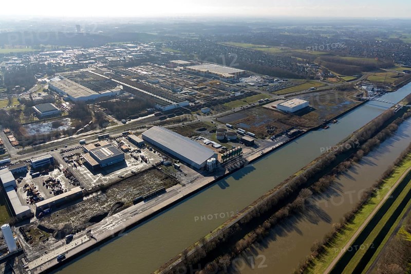 Aerial view, industrial area harbour Hamm between Hugo Schneider GmbH and Lanfer, Datteln-Hamm canal, river Lippe, Lippepark, bridge building in Lippepark, Hamm, Ruhr area, North Rhine-Westphalia, Germany, bridge, DE, Europe, river, river course, commercial area, commercial park, commercial use, industrial plants, industrial area, industrial site, canal, Lippe bridge, aerial view, aerial photography, aerial photography, production plants, production halls, overview, bird's eye view, birds-eyes view, overview