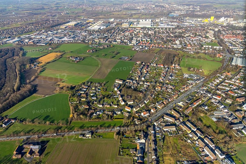 Aerial view, residential area Stresemannstraße, Kamener Straße, district Daberg, industrial area at the Datteln-Hamm canal, Hamm, Ruhr area, North Rhine-Westphalia, Germany, DE, Europe, distant view, commercial area, property tax, real estate, industrial facilities, industrial area, industrial site, aerial view, aerial photography, aerial photography, overview, bird's eye view, residential area, living and working, living and life, residential area, residential buildings, birds-eyes view, overview