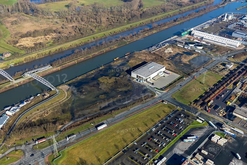 Aerial view, industrial area harbour Hamm between Hugo Schneider GmbH and Lanfer, Datteln-Hamm canal, river Lippe, Lippepark, bridge building in Lippepark, Hamm, Ruhr area, North Rhine-Westphalia, Germany, bridge, DE, Europe, river, river course, commercial area, commercial park, commercial use, industrial plants, industrial area, industrial site, canal, Lippe bridge, aerial view, aerial photography, aerial photography, production plants, production halls, overview, bird's eye view, birds-eyes view, overview
