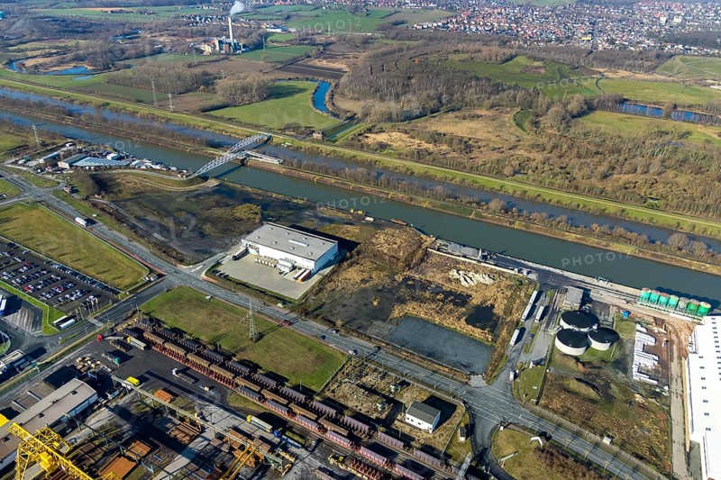 Aerial view, industrial area harbour Hamm between Hugo Schneider GmbH and Lanfer, Datteln-Hamm canal, river Lippe, Lippepark, bridge building in Lippepark, Hamm, Ruhr area, North Rhine-Westphalia, Germany, bridge, DE, Europe, river, river course, commercial area, commercial park, commercial use, industrial plants, industrial area, industrial site, canal, Lippe bridge, aerial view, aerial photography, aerial photography, production plants, production halls, overview, bird's eye view, birds-eyes view, overview