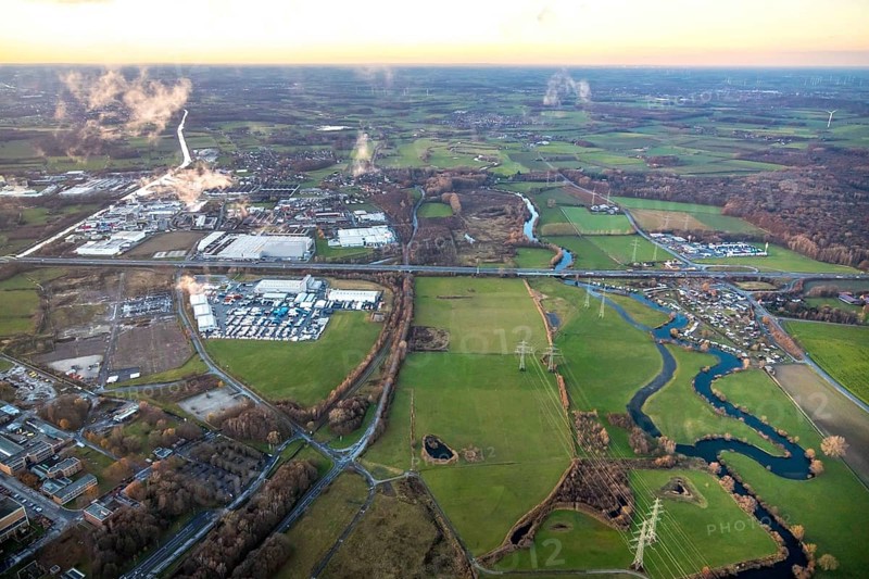 Aerial view, Lippe floodplain Uentrop, motorway A1, exit Uentrop, campsite Uentrop, Funke Kunststoffe GmbH, industrial area, commercial area, Lippe meander, Uentrop, Hamm, Ruhr area, North Rhine-Westphalia, Germany, DE, Europe, birds-eyes view, aerial view, aerial photography, aerial photography, overview, bird's eye view, night shot, twilight shot, Hamm at night