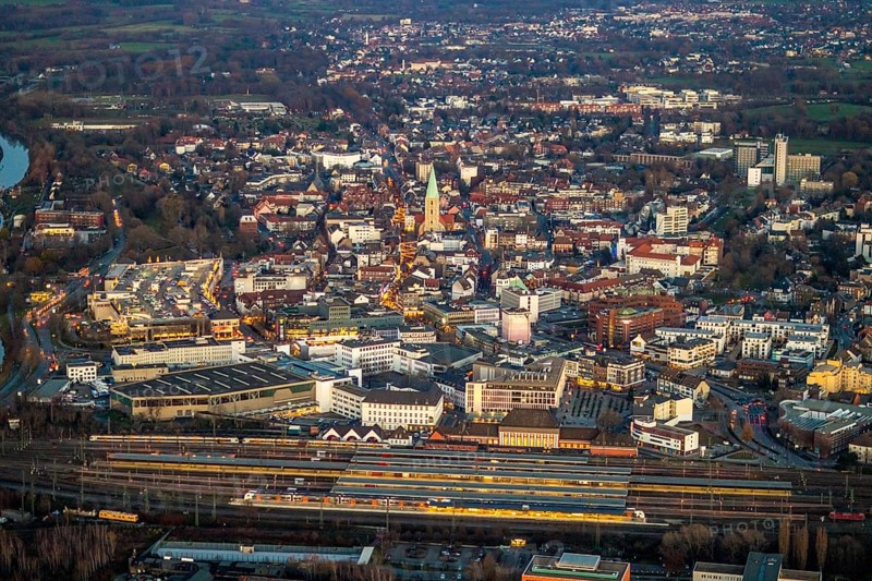 Aerial photo, twilight photo of Hamm, Hamm main station, Pauluskirche, city centre, Alleecenter Hamm shopping centre, ECE, Mitte, Hamm, Ruhr area, North Rhine-Westphalia, Germany, DE, Europe, birds-eyes view, aerial photo, aerial photography, aerial photography, overview, overview, bird's eye view, night shot, twilight shot, Hamm at night