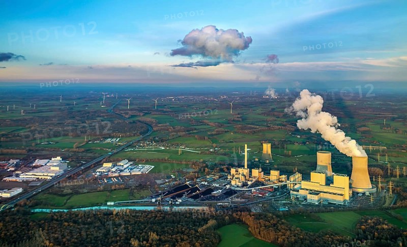 Aerial view, RWE power plant Westfalen, Schmehausen, power plant shutdown, Uentrop, Hamm, Ruhr area, North Rhine-Westphalia, Germany, Welver, DE, Europe, birds-eyes view, aerial photography, aerial photography, overview, overview, bird's eye view, former THTR, nuclear power plant, nuclear power plant, fossil energy, coal-fired power plant, cooling tower, landscape, emission, pollution, smoke cloud, evening sun, night shot, twilight shot, Hamm at night