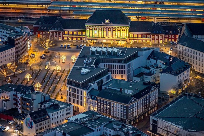 Aerial view, night view of Hamm main station, Bahbofsvorplatz, Hamm library, Platz der Deutschen Einheit, Bahnhofstraße, Neue Bahnhofstraße, Herlitz, Gustav-Heinemann-Straße, Heinrich-von-Kleist-Forum. VHS-Hamm, centre, Hamm, Ruhr area, North Rhine-Westphalia, Germany, DE, Europe, birds-eyes view, aerial view, aerial photography, aerial photography, overview, bird's-eye view, night view, twilight view, Hamm at night