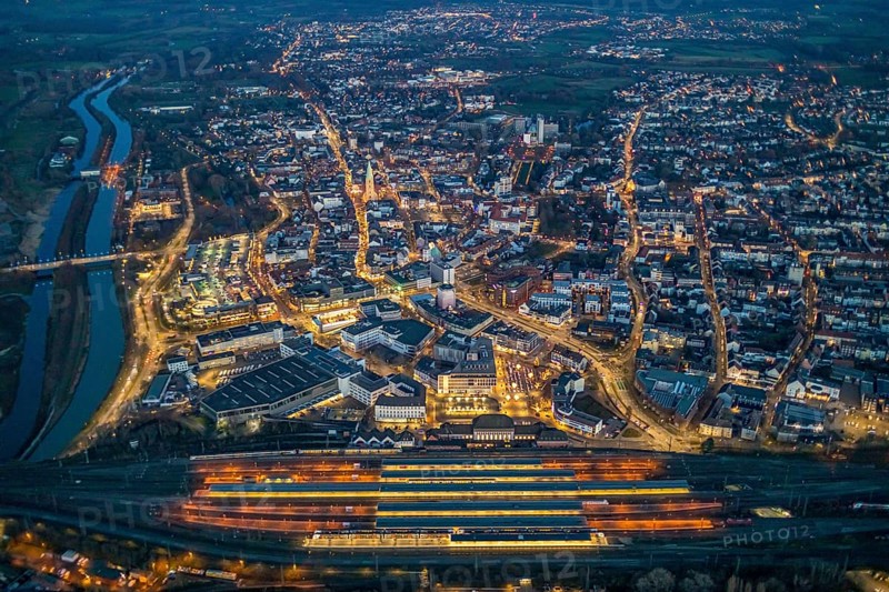 Aerial view, night view of Hamm main station, Bahbofsvorplatz, Hamm library, Platz der Deutschen Einheit, Bahnhofstraße, Neue Bahnhofstraße, Herlitz, Gustav-Heinemann-Straße, Heinrich-von-Kleist-Forum. VHS-Hamm, centre, Hamm, Ruhr area, North Rhine-Westphalia, Germany, DE, Europe, birds-eyes view, aerial view, aerial photography, aerial photography, overview, bird's-eye view, night view, twilight view, Hamm at night