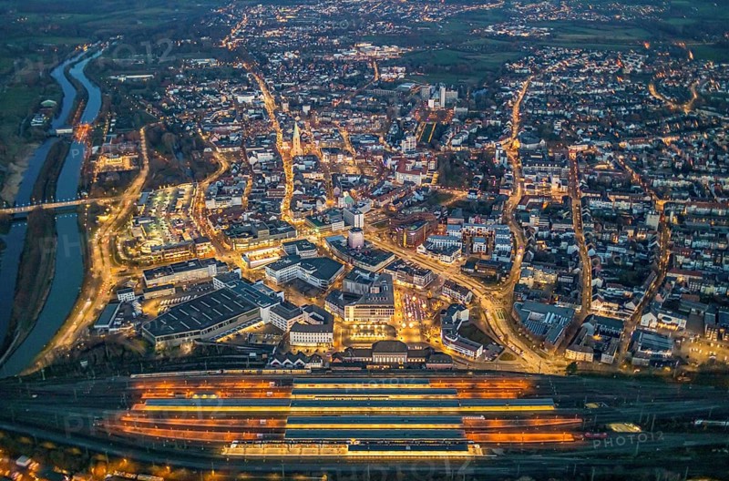 Aerial view, night view of Hamm main station, Bahbofsvorplatz, Hamm library, Platz der Deutschen Einheit, Bahnhofstraße, Neue Bahnhofstraße, Herlitz, Gustav-Heinemann-Straße, Heinrich-von-Kleist-Forum. VHS-Hamm, centre, Hamm, Ruhr area, North Rhine-Westphalia, Germany, DE, Europe, birds-eyes view, aerial view, aerial photography, aerial photography, overview, bird's-eye view, night view, twilight view, Hamm at night