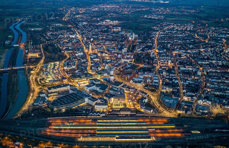 Aerial view, night view of Hamm main station, Bahbofsvorplatz, Hamm library, Platz der Deutschen Einheit, Bahnhofstraße, Neue Bahnhofstraße, Herlitz, Gustav-Heinemann-Straße, Heinrich-von-Kleist-Forum. VHS-Hamm, centre, Hamm, Ruhr area, North Rhine-Westphalia, Germany, DE, Europe, birds-eyes view, aerial view, aerial photography, aerial photography, overview, bird's-eye view, night view, twilight view, Hamm at night