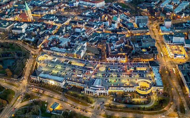 Aerial view, night view of Alleecenter, ECE, shopping centre, city centre Hamm, Mitte, Hamm, Ruhr area, North Rhine-Westphalia, Germany, DE, Europe, birds-eyes view, aerial view, aerial photography, aerial photography, overview, bird's eye view, parking deck, night shot, twilight shot, Hamm at night