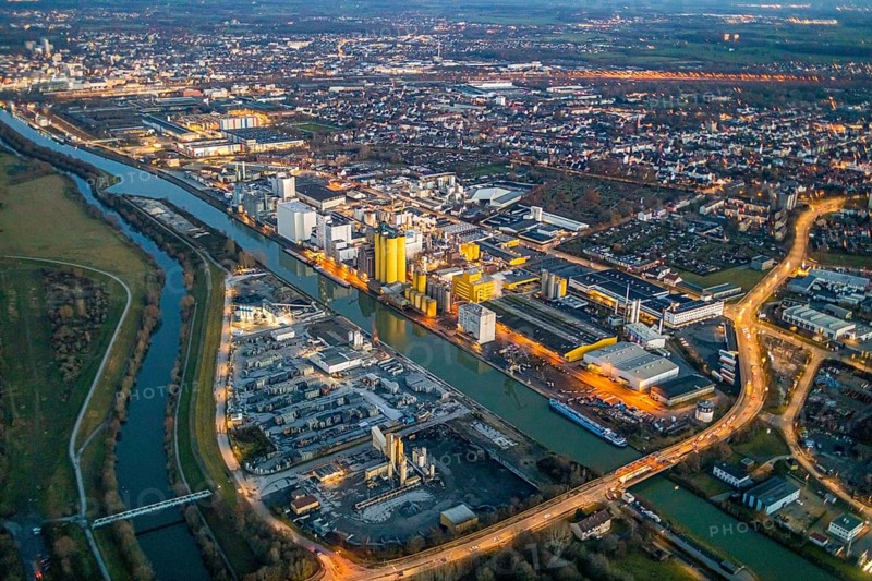 Aerial view, Hammer harbour, Datteln-Hamm canal. River Lippe, Brökelmann + Co, Ölmühle und Verwaltungs-GmbH, Brölio, Radbodstraße, Hafenstraße, Bockum-Hövel, Hamm, Ruhr area, North Rhine-Westphalia, Germany, DE, Europe, birds-eyes view, aerial photograph, aerial photography, aerial photography, overview, overview, bird's eye view, night shot, twilight shot, Hamm at night