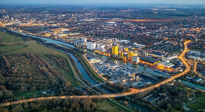 Aerial view, Hammer harbour, Datteln-Hamm canal. River Lippe, Brökelmann + Co, Ölmühle und Verwaltungs-GmbH, Brölio, Radbodstraße, Hafenstraße, Bockum-Hövel, Hamm, Ruhr area, North Rhine-Westphalia, Germany, DE, Europe, birds-eyes view, aerial photograph, aerial photography, aerial photography, overview, overview, bird's eye view, night shot, twilight shot, Hamm at night