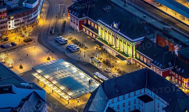Aerial view, night view of Hamm main station, Bahbofsvorplatz, Hamm library, Platz der Deutschen Einheit, Bahnhofstraße, Neue Bahnhofstraße, Herlitz, Gustav-Heinemann-Straße, Heinrich-von-Kleist-Forum. VHS-Hamm, centre, Hamm, Ruhr area, North Rhine-Westphalia, Germany, DE, Europe, birds-eyes view, aerial view, aerial photography, aerial photography, overview, bird's-eye view, night view, twilight view, Hamm at night