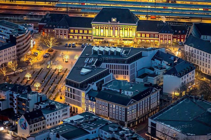 Aerial view, night view of Hamm main station, Bahbofsvorplatz, Hamm library, Platz der Deutschen Einheit, Bahnhofstraße, Neue Bahnhofstraße, Herlitz, Gustav-Heinemann-Straße, Heinrich-von-Kleist-Forum. VHS-Hamm, centre, Hamm, Ruhr area, North Rhine-Westphalia, Germany, DE, Europe, birds-eyes view, aerial view, aerial photography, aerial photography, overview, bird's-eye view, night view, twilight view, Hamm at night