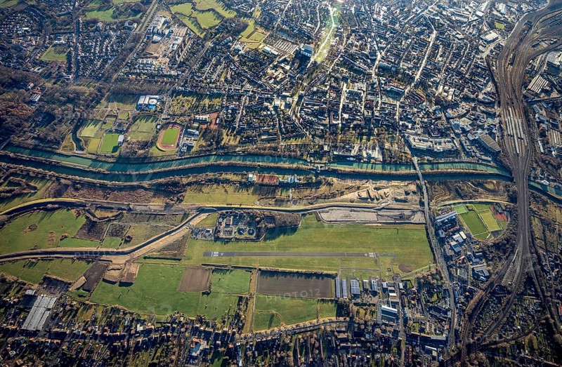 Aerial photo, Hamm-Lippewiesen airfield, Lippe reconstruction, Hamm on the water, Datteln-Hamm canal, canal edge, Heessen, Hamm, Ruhr area, North Rhine-Westphalia, Germany, DE, Europe, birds-eyes view, aerial photo, aerial photography, aerial photography, overview, overview, bird's eye view, LSC-Hamm, Luftsportclub Hamm e.V., EDLH, Kläranlage Lippeverband, runway, runway, general aviation, general aviation, special landing strip