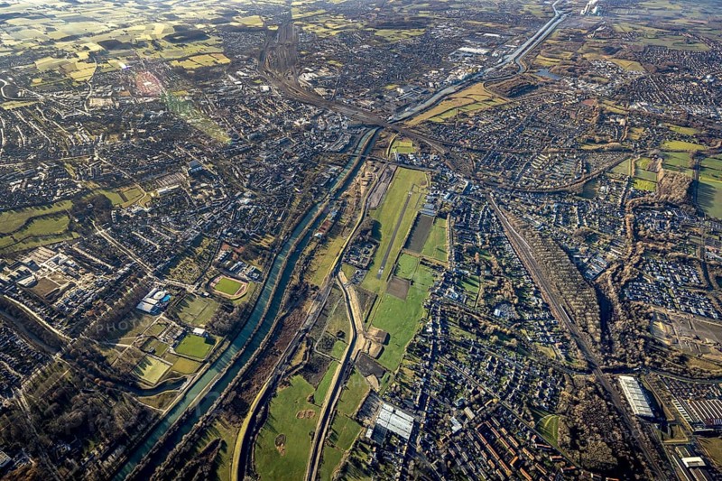 Aerial photo, Hamm-Lippewiesen airfield, Lippe reconstruction, Hamm on the water, Datteln-Hamm canal, canal edge, Heessen, Hamm, Ruhr area, North Rhine-Westphalia, Germany, DE, Europe, birds-eyes view, aerial photo, aerial photography, aerial photography, overview, overview, bird's eye view, LSC-Hamm, Luftsportclub Hamm e.V., EDLH, Kläranlage Lippeverband, runway, runway, general aviation, general aviation, special landing strip