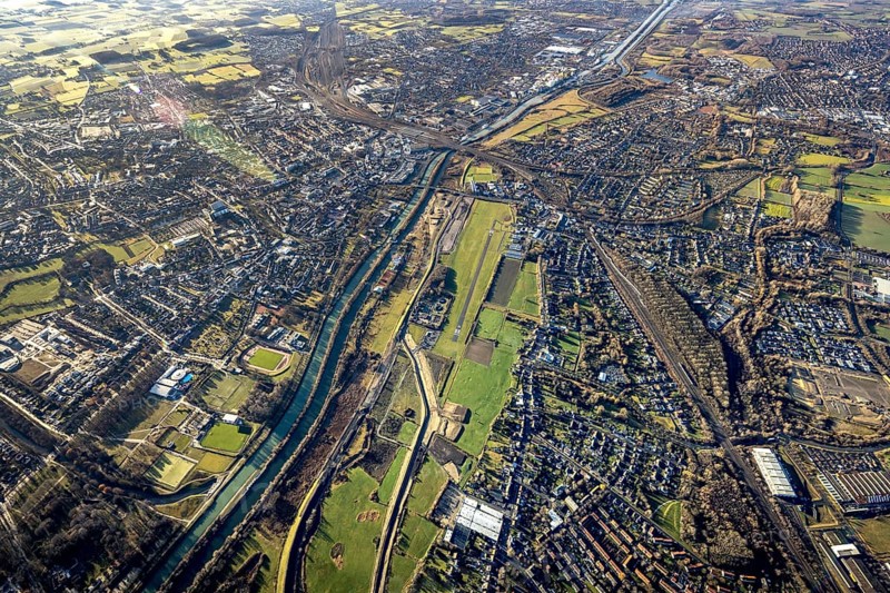 Aerial photo, Hamm-Lippewiesen airfield, Lippe reconstruction, Hamm on the water, Datteln-Hamm canal, canal edge, Heessen, Hamm, Ruhr area, North Rhine-Westphalia, Germany, DE, Europe, birds-eyes view, aerial photo, aerial photography, aerial photography, overview, overview, bird's eye view, LSC-Hamm, Luftsportclub Hamm e.V., EDLH, Kläranlage Lippeverband, runway, runway, general aviation, general aviation, special landing strip
