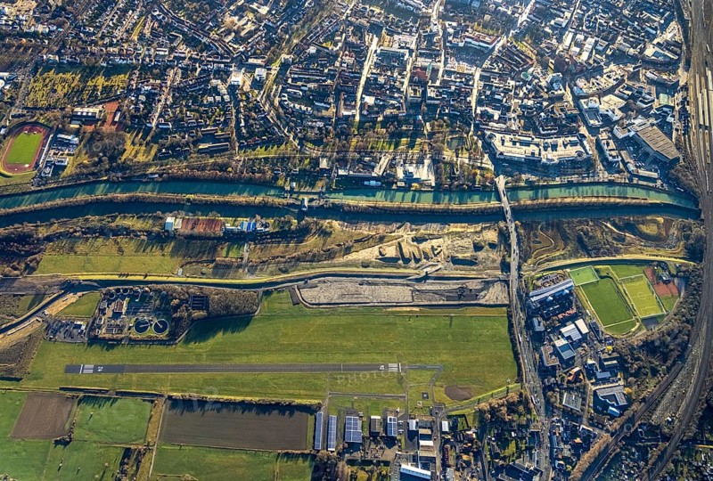 Aerial photo, Hamm-Lippewiesen airfield, Lippe reconstruction, Hamm on the water, Datteln-Hamm canal, canal edge, Heessen, Hamm, Ruhr area, North Rhine-Westphalia, Germany, DE, Europe, birds-eyes view, aerial photo, aerial photography, aerial photography, overview, overview, bird's eye view, LSC-Hamm, Luftsportclub Hamm e.V., EDLH, Kläranlage Lippeverband, runway, runway, general aviation, general aviation, special landing strip