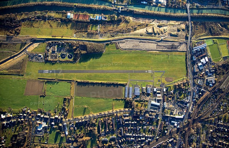 Aerial photo, Hamm-Lippewiesen airfield, Lippe reconstruction, Hamm on the water, Datteln-Hamm canal, canal edge, Heessen, Hamm, Ruhr area, North Rhine-Westphalia, Germany, DE, Europe, birds-eyes view, aerial photo, aerial photography, aerial photography, overview, overview, bird's eye view, LSC-Hamm, Luftsportclub Hamm e.V., EDLH, Kläranlage Lippeverband, runway, runway, general aviation, general aviation, special landing strip