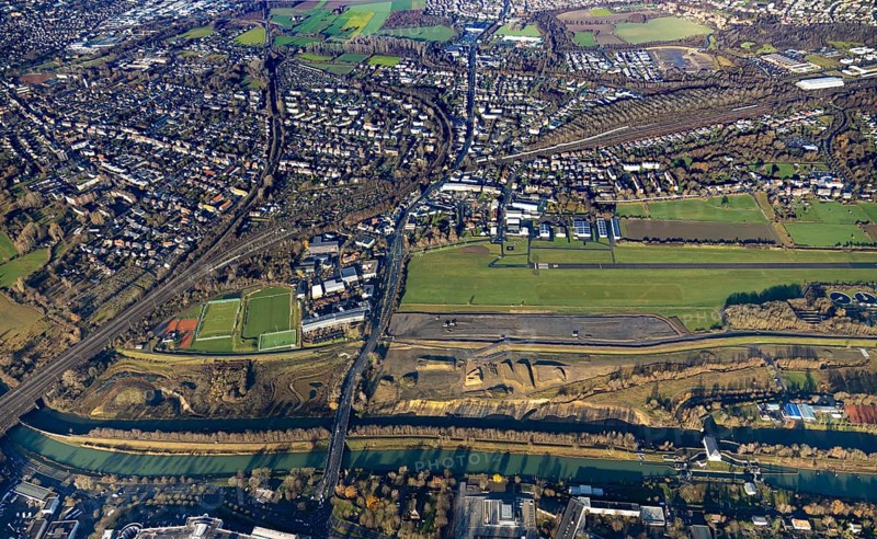 Aerial photo, Hamm-Lippewiesen airfield, Lippe reconstruction, Hamm on the water, Datteln-Hamm canal, canal edge, Heessen, Hamm, Ruhr area, North Rhine-Westphalia, Germany, DE, Europe, birds-eyes view, aerial photo, aerial photography, aerial photography, overview, overview, bird's eye view, LSC-Hamm, Luftsportclub Hamm e.V., EDLH, Kläranlage Lippeverband, runway, runway, general aviation, general aviation, special landing strip