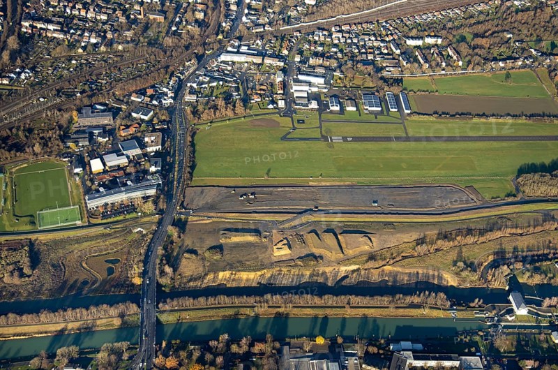 Aerial photo, Hamm-Lippewiesen airfield, Lippe reconstruction, Hamm on the water, Datteln-Hamm canal, canal edge, Heessen, Hamm, Ruhr area, North Rhine-Westphalia, Germany, DE, Europe, birds-eyes view, aerial photo, aerial photography, aerial photography, overview, overview, bird's eye view, LSC-Hamm, Luftsportclub Hamm e.V., EDLH, Kläranlage Lippeverband, runway, runway, general aviation, general aviation, special landing strip