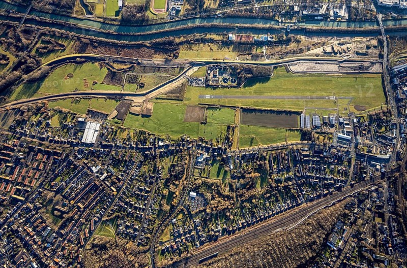 Aerial photo, Hamm-Lippewiesen airfield, Lippe reconstruction, Hamm on the water, Datteln-Hamm canal, canal edge, Heessen, Hamm, Ruhr area, North Rhine-Westphalia, Germany, DE, Europe, birds-eyes view, aerial photo, aerial photography, aerial photography, overview, overview, bird's eye view, LSC-Hamm, Luftsportclub Hamm e.V., EDLH, Kläranlage Lippeverband, runway, runway, general aviation, general aviation, special landing strip