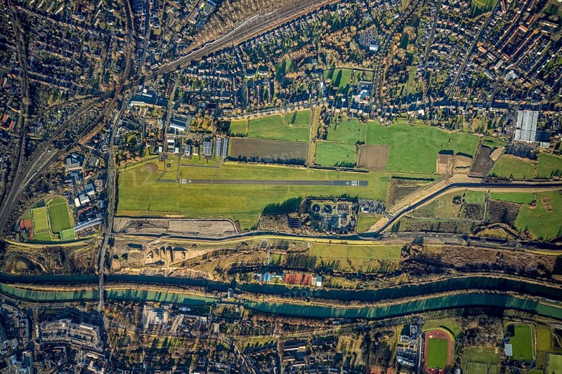 Aerial photo, Hamm-Lippewiesen airfield, Lippe reconstruction, Hamm on the water, Datteln-Hamm canal, canal edge, Heessen, Hamm, Ruhr area, North Rhine-Westphalia, Germany, DE, Europe, birds-eyes view, aerial photo, aerial photography, aerial photography, overview, overview, bird's eye view, LSC-Hamm, Luftsportclub Hamm e.V., EDLH, Kläranlage Lippeverband, runway, runway, general aviation, general aviation, special landing strip