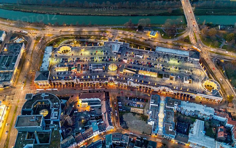 Aerial view, night view of Alleecenter, ECE, Rittepassage, shopping centre, city centre Hamm, Mitte, Hamm, Ruhr area, North Rhine-Westphalia, Germany, DE, Europe, birds-eyes view, aerial photography, aerial photography, overview, overview, bird's eye view, parking deck, night shot, twilight shot, Hamm at night