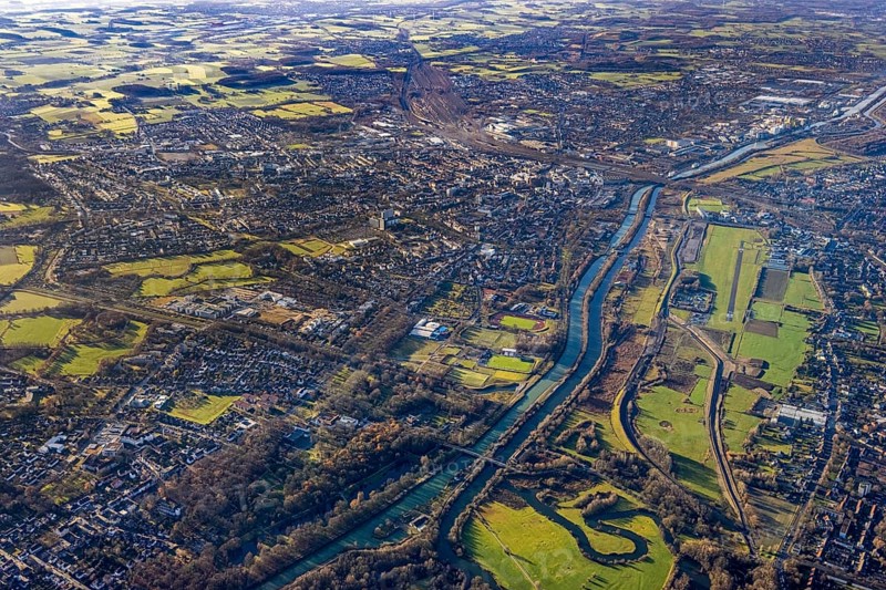 Aerial photo, Hamm-Lippewiesen airfield, Lippe reconstruction, Hamm on the water, Datteln-Hamm canal, canal edge, Heessen, Hamm, Ruhr area, North Rhine-Westphalia, Germany, DE, Europe, birds-eyes view, aerial photo, aerial photography, aerial photography, overview, overview, bird's eye view, LSC-Hamm, Luftsportclub Hamm e.V., EDLH, Kläranlage Lippeverband, runway, runway, general aviation, general aviation, special landing strip
