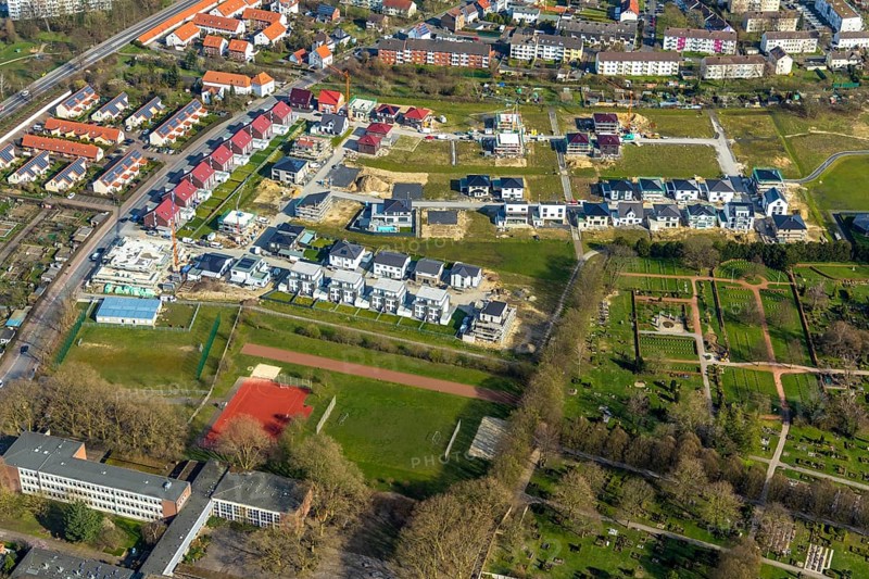 Aerial view, housing estate development area Auf dem Beisenkamp, Eschenallee, sports field Beisenkamp, Hamm, Ruhr area, North Rhine-Westphalia, Germany, construction work, construction area, building site, building plots, construction crane, construction project, construction site, DE, home, single-family houses, development, Europe, property tax, real estate, capacity requirements, aerial view, aerial photography, aerial photography, new build, terraced houses, overview, bird's-eye view, housing estate, housing and living, residential area, residential buildings, residential quality, residential neighbourhood, housing estate, birds-eyes view, overview